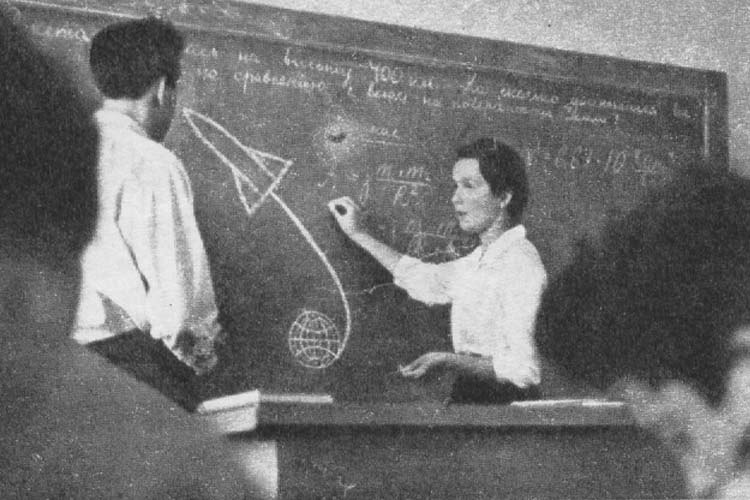 Урок физики в одной из советских школ. Впервые физико-математические школы появились в СССР в начале 1960-х гг. 