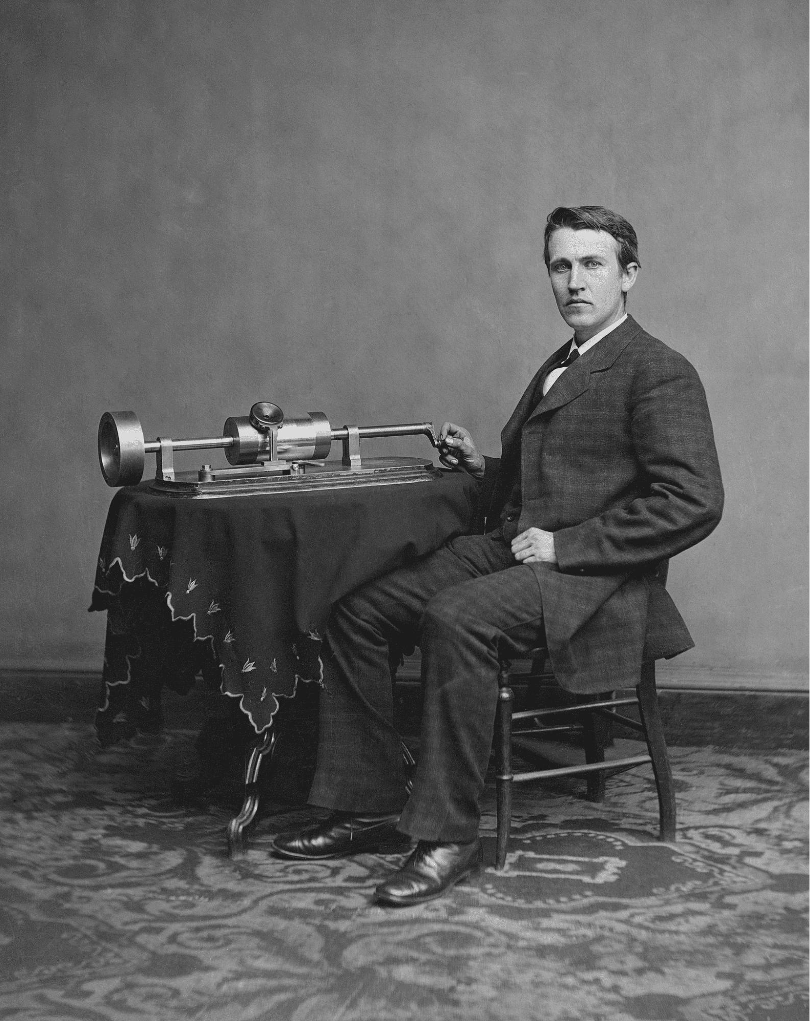 Томас Эдисон с ранним прототипом фонографа