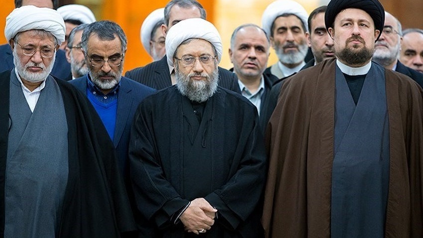 Представители духовенства Садек Амоли Лариджани (в центре) и Хасан Хомейни (справа), 31.01.2018 г.