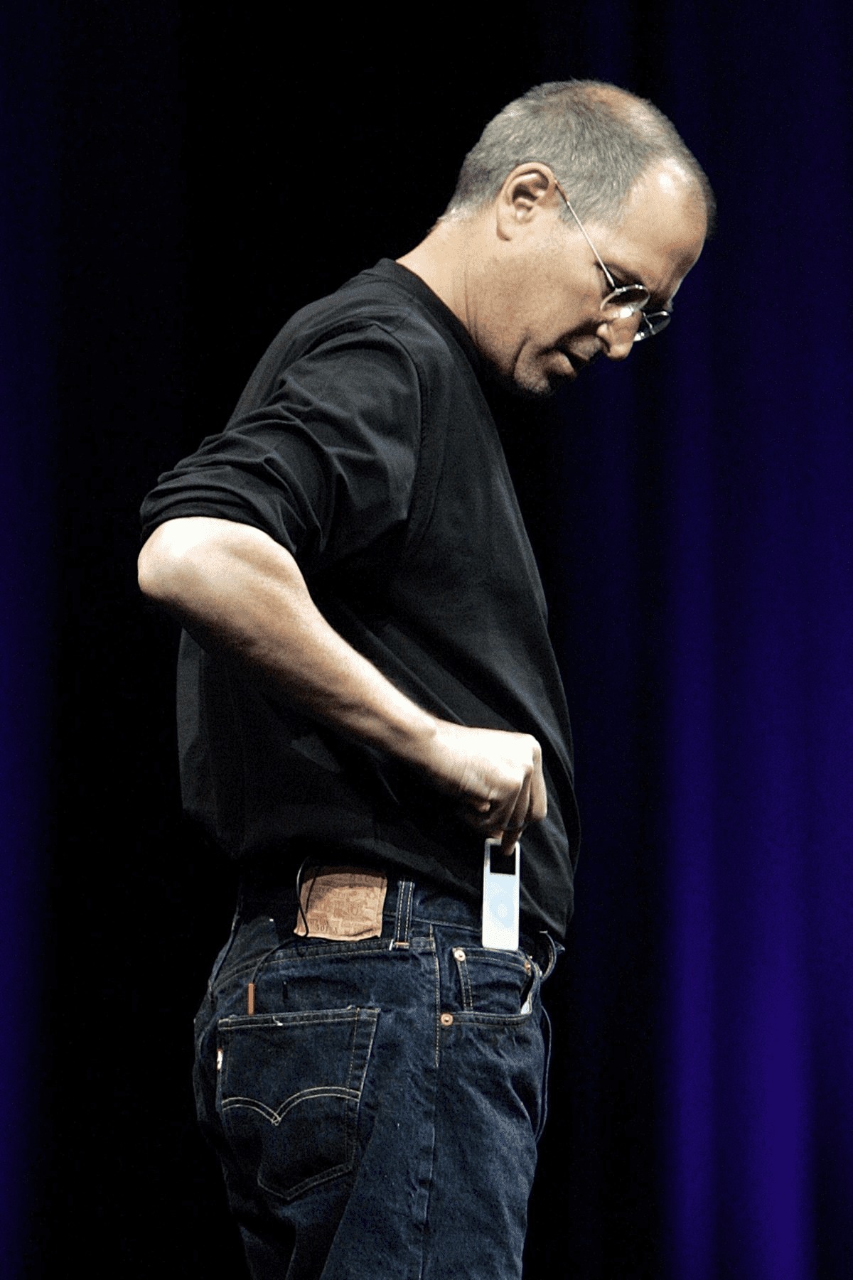 Стив Джобс презентует компактный MP3-плеер iPod nano
