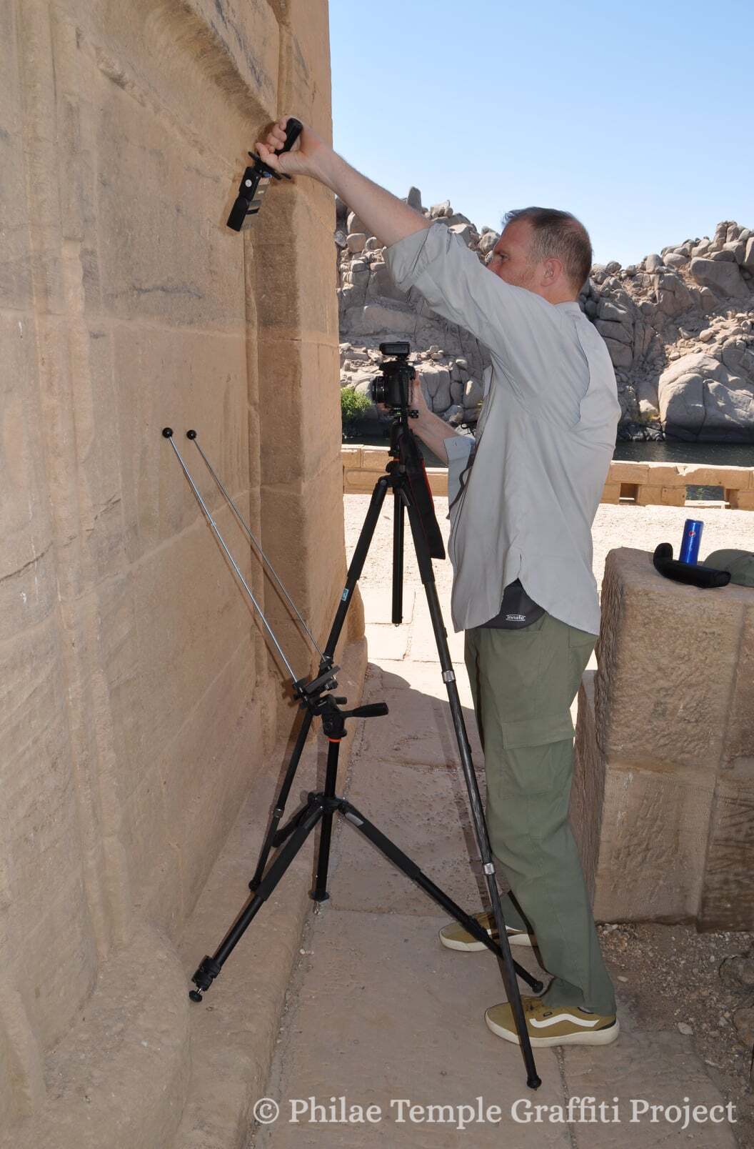 Николас Хедли регистрирует граффити на стенах часовни храмового комплекса на Филах