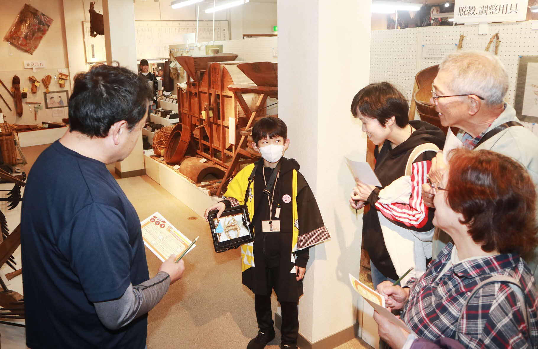 Ученик начальной школы в роли смотрителя музея — волонтерская программа «Директор на один день»